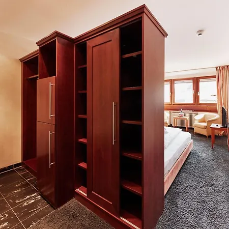 Hotel Zum Roten Baeren 3*
